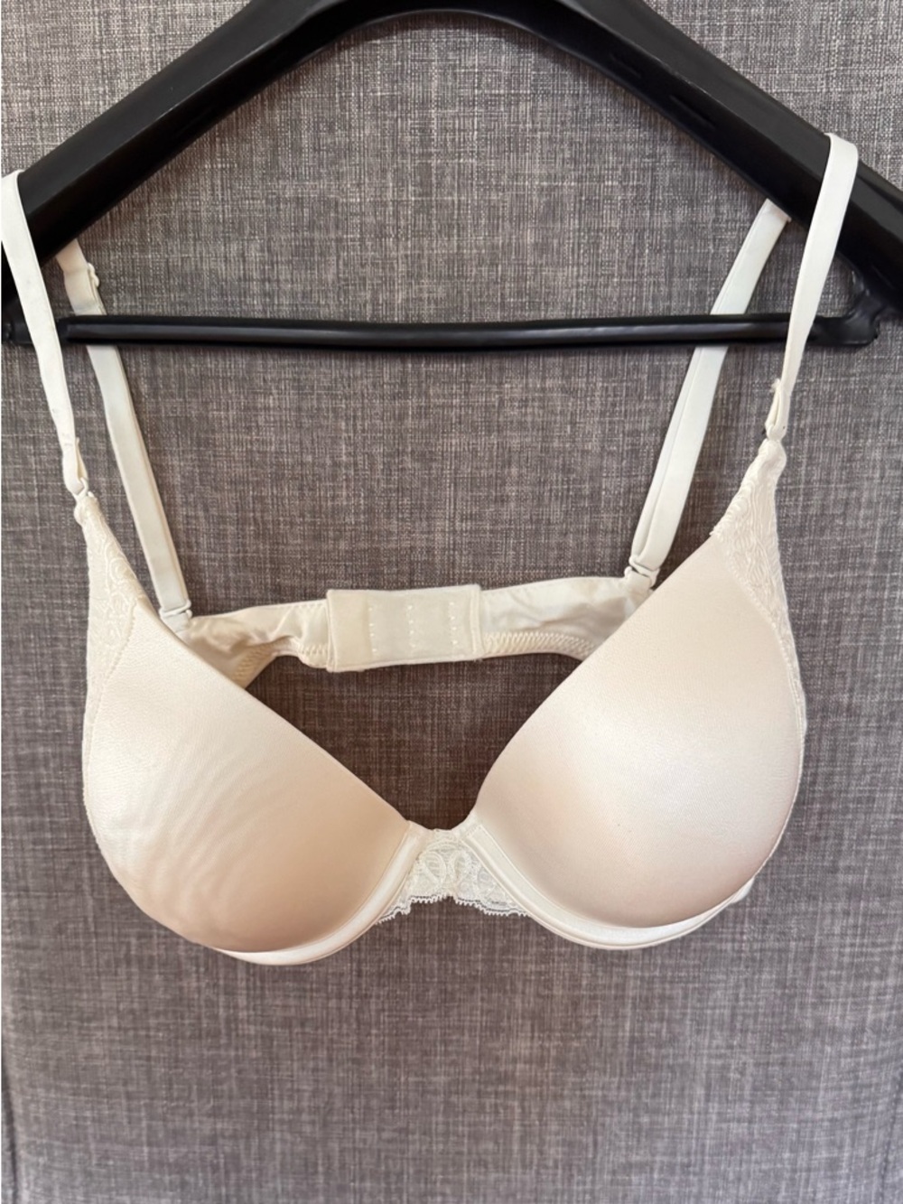 Maidenform Light Cream T-Shirt Bra with Lace Trim Underwire and Padded.